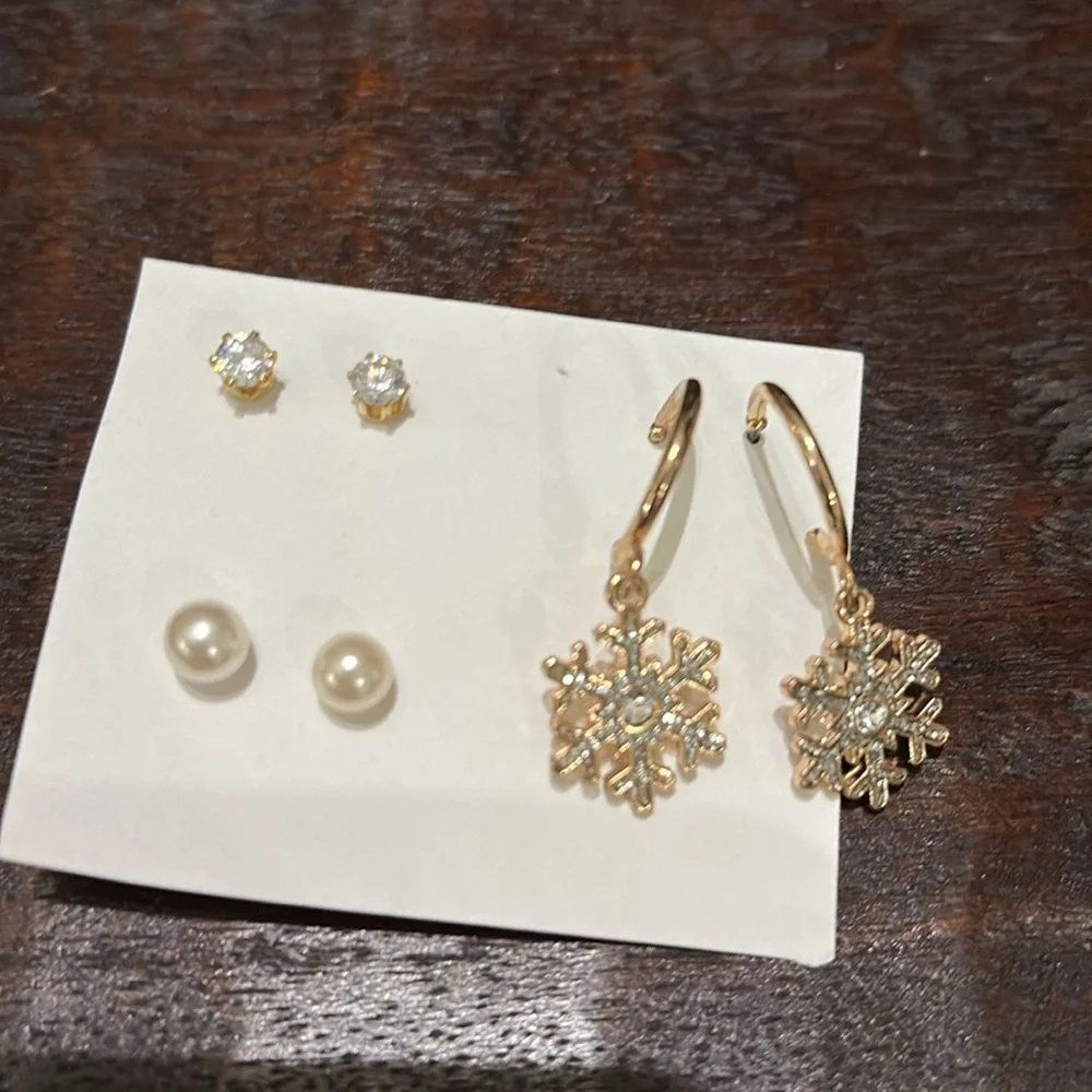 Earring set of gold snowflakes, faux pearls and crystal studs